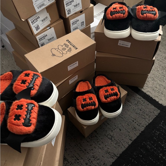 Black and Orange Cute Plushy Halloween Slippers - Picture 3 of 5